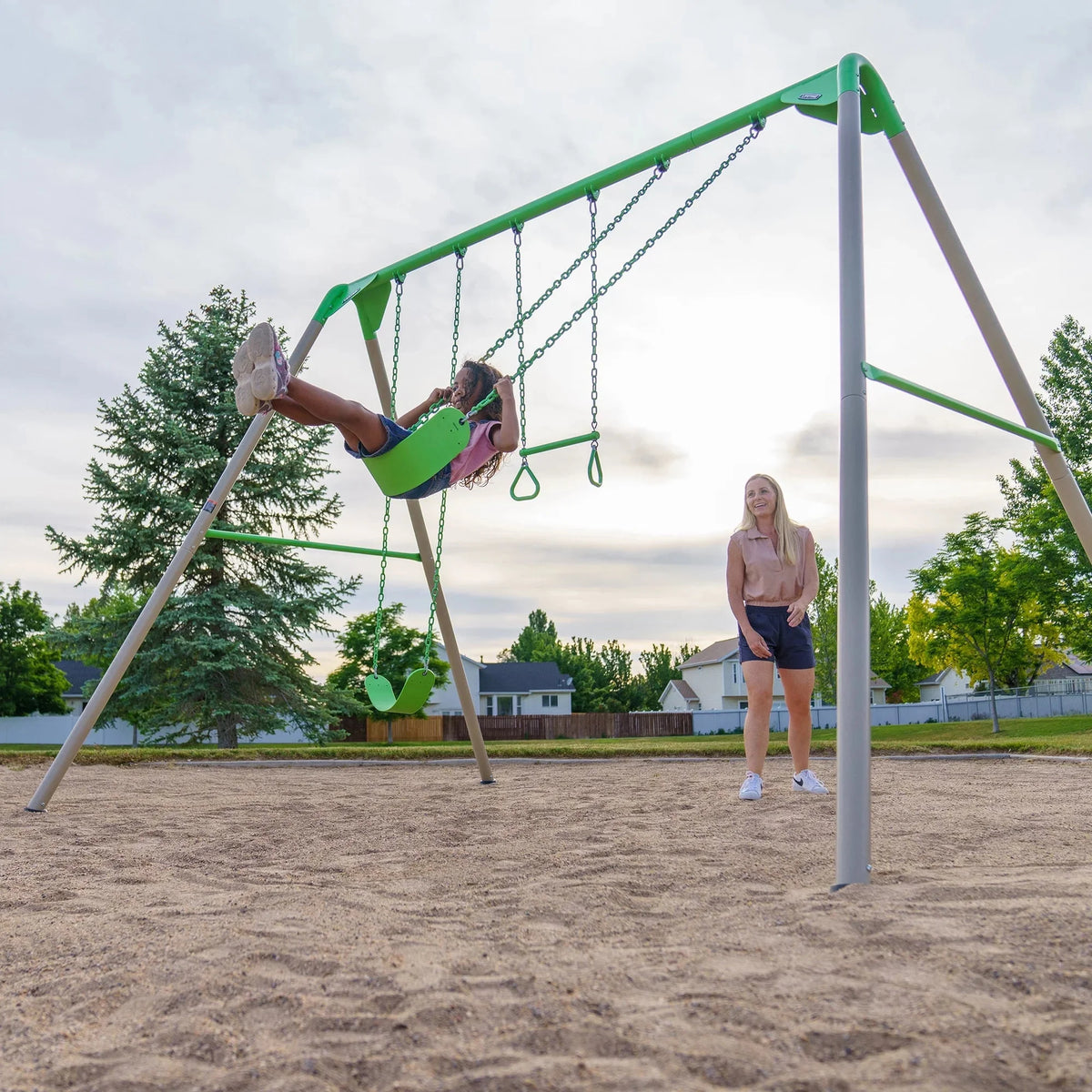 Lifetime Juego de Columpios Metálico para Niños con 2 Columpios de Cinturón y Barra de Trapecio – 9 pies (91206)