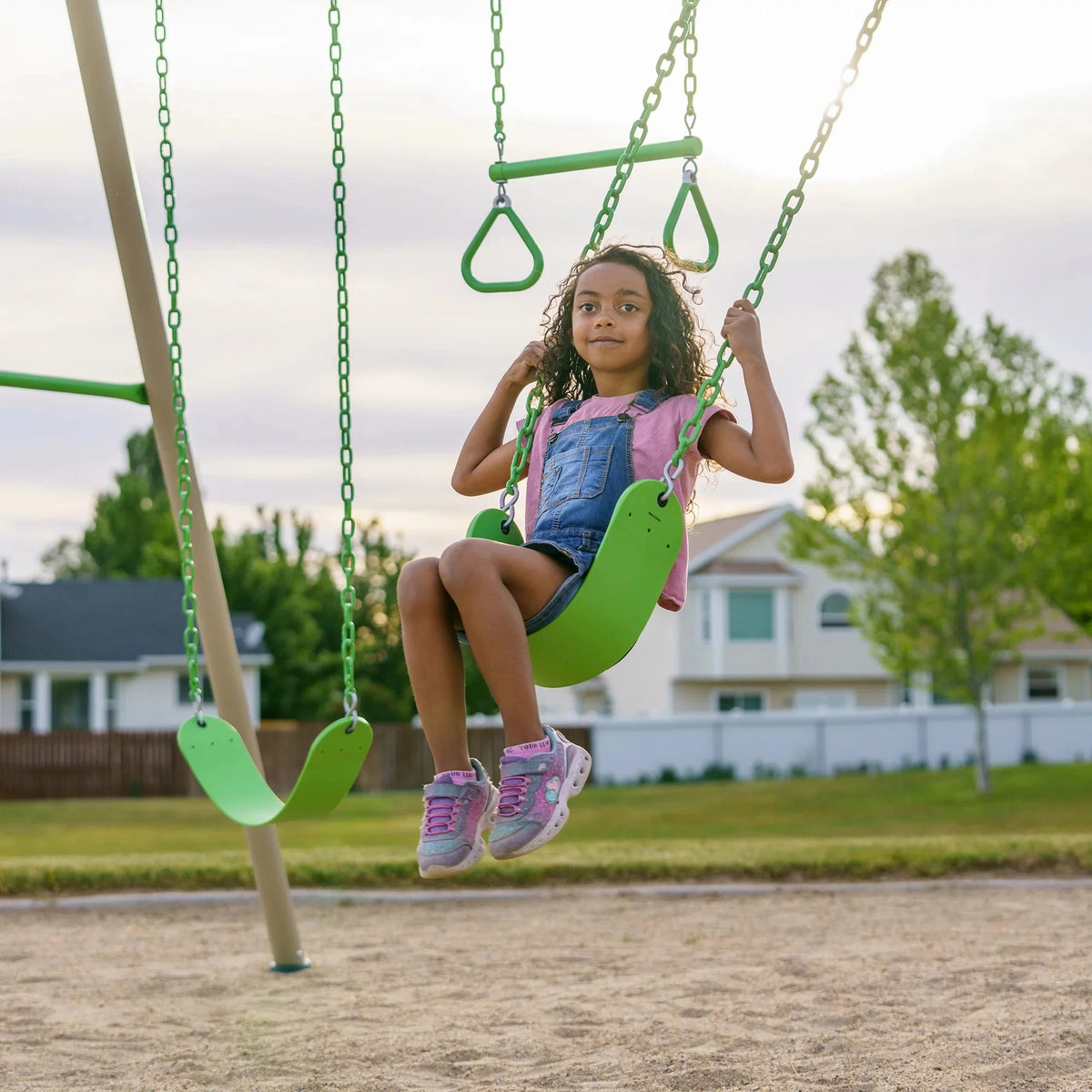 Lifetime Juego de Columpios Metálico para Niños con 2 Columpios de Cinturón y Barra de Trapecio – 9 pies (91206)