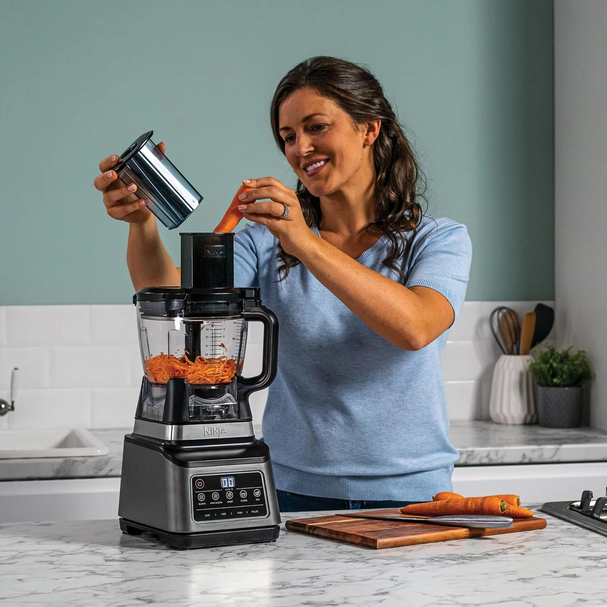 Ninja 3-en-1 Robot de cuisine et mixeur avec 5 programmes: Mixer, Mixer Max, Hacher, Mélanger, Purée, Bol 1,8L, Cruche 2,1L, Tasse 700ml, 1200W, lavables au lave-vaisselle, Auto-iQ, Noir BN800EU
