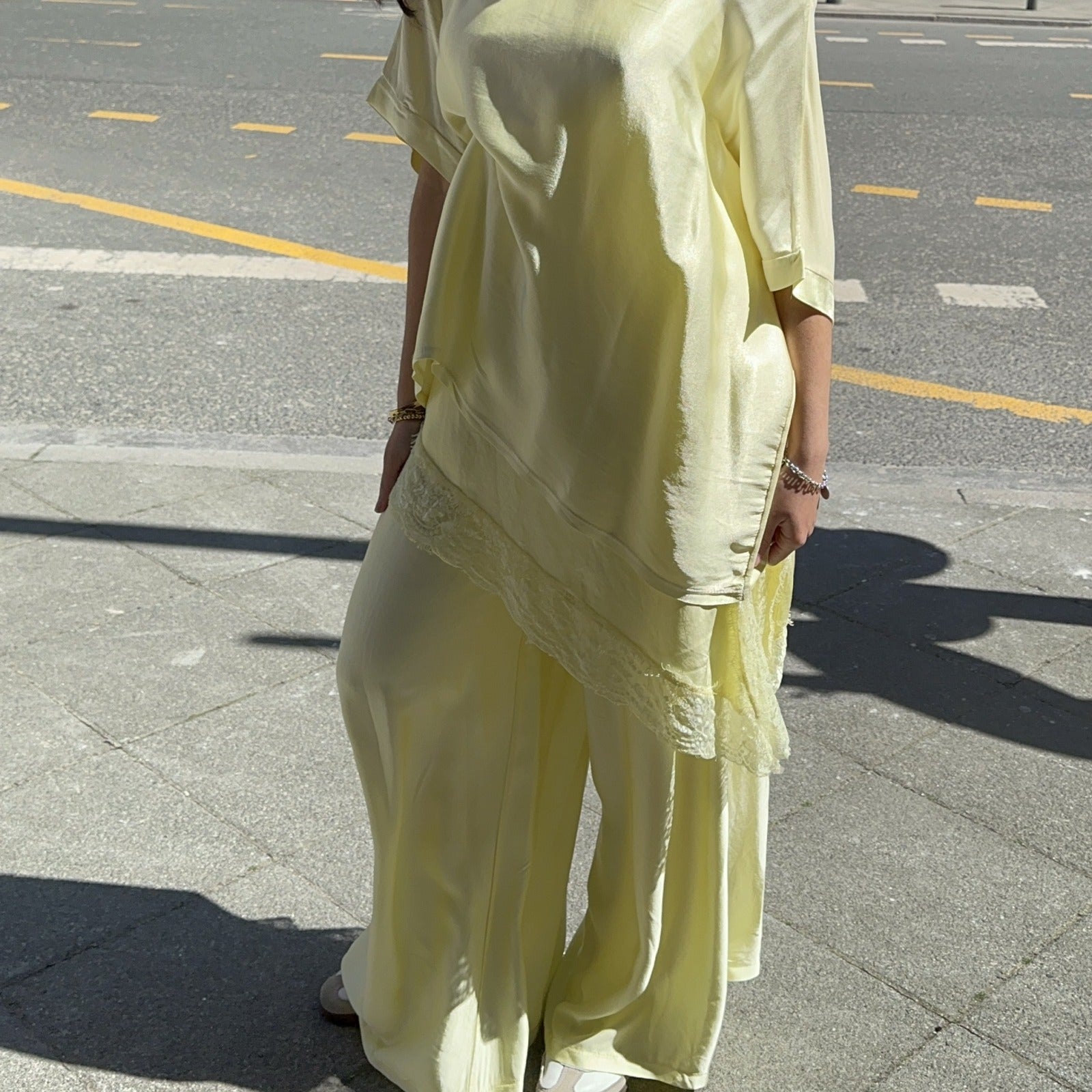 Ava Maxi Satinhose mit weitem Bein – Bild 2