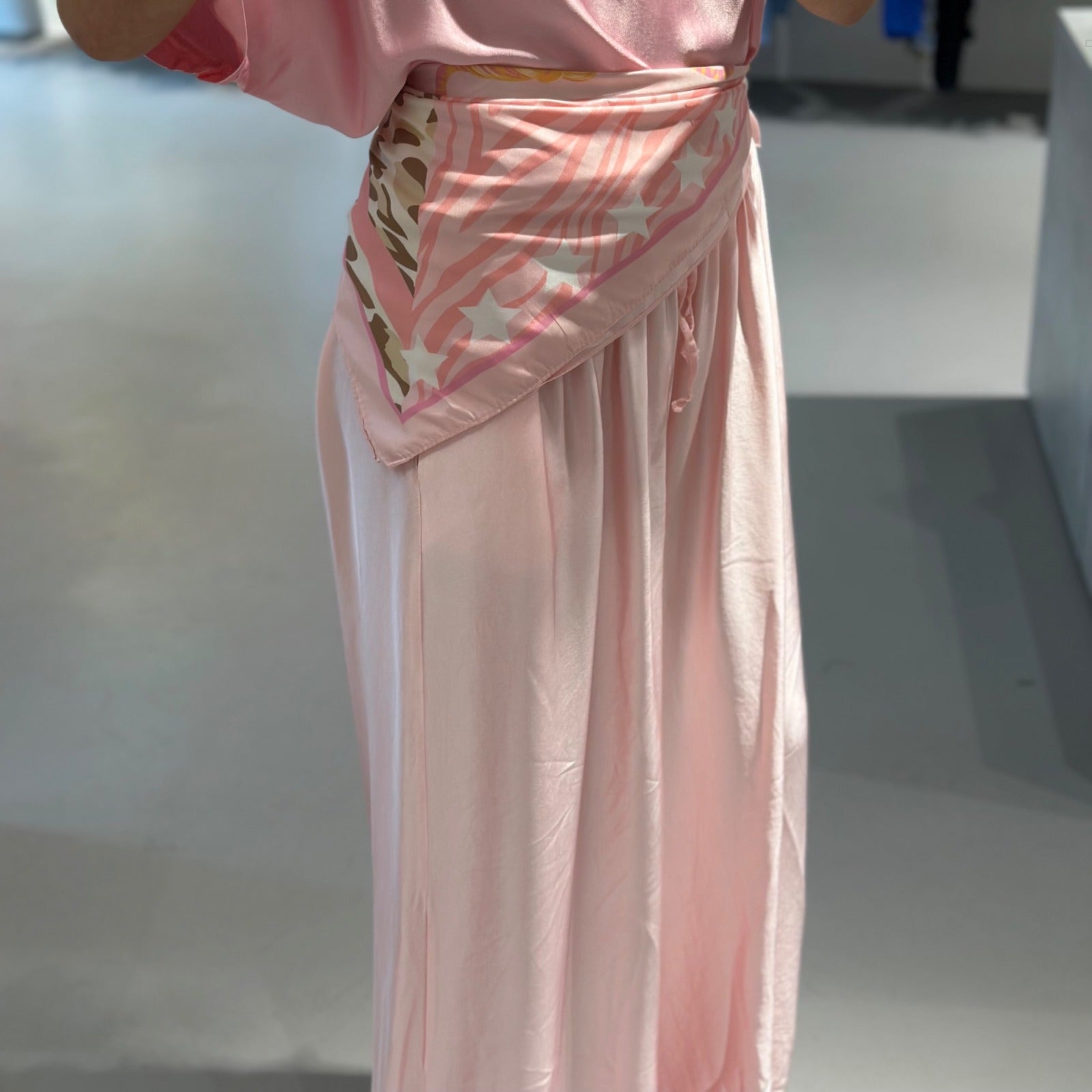 Ava Maxi Satinhose mit weitem Bein – Bild 3
