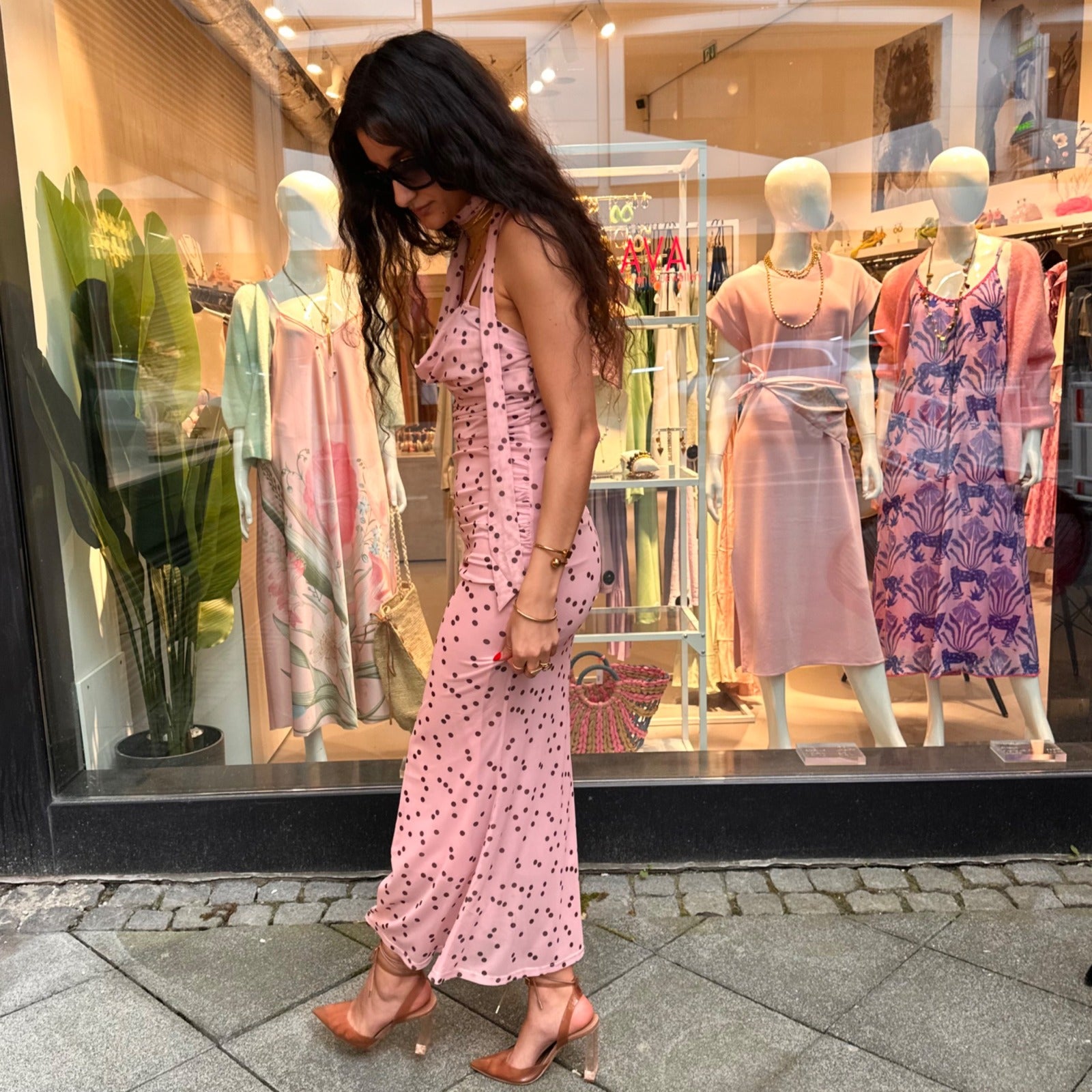 Gepunktetes Maxikleid mit Halterneck – Bild 2