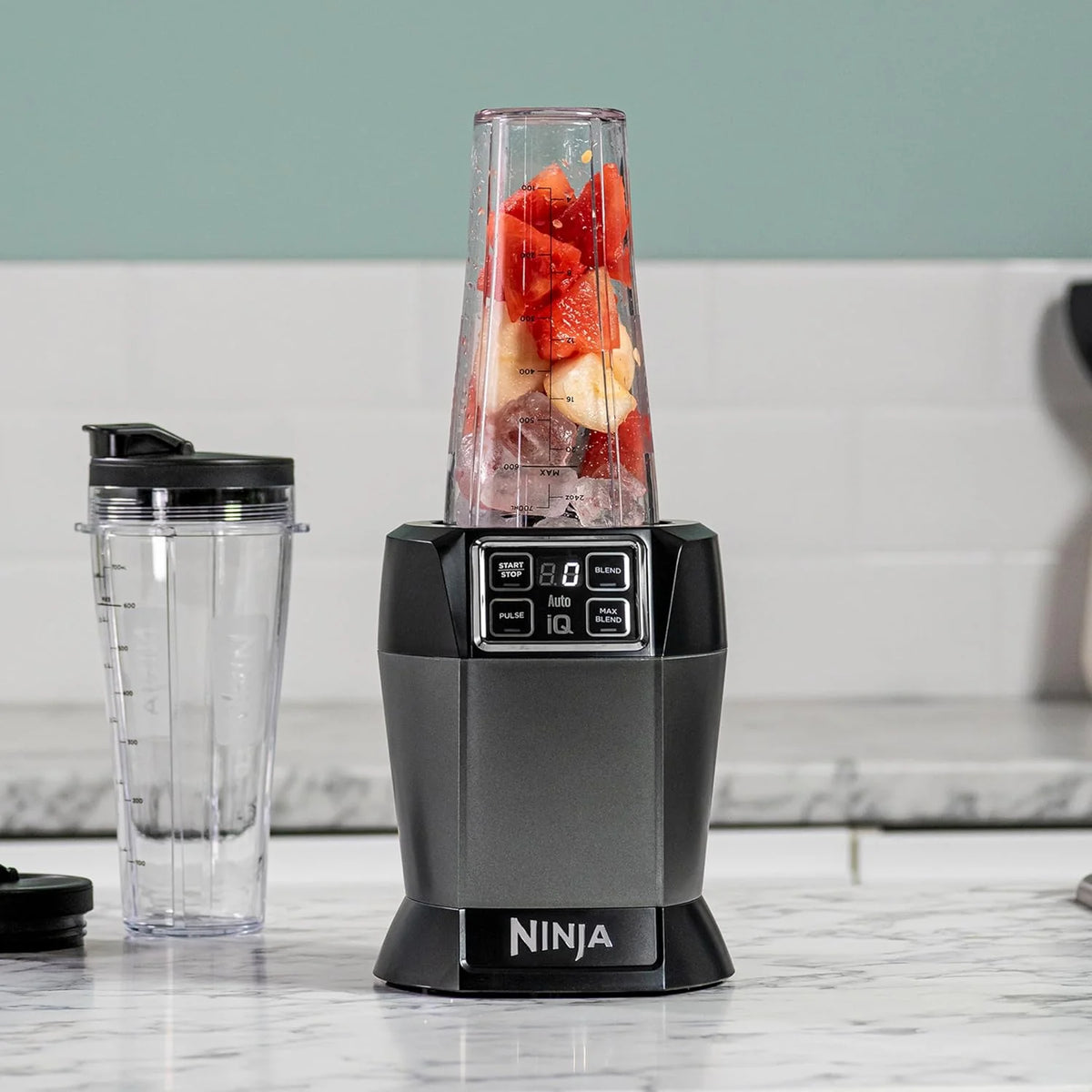 Ninja BN750EU Licuadora 2-en-1 – 1200 W, 3 Programas Automáticos, 4 Configuraciones Manuales, Tecnología Auto-iQ, Jarra de 2.1 L y Vaso de 700 ml, Piezas Aptas para Lavavajillas – Negro/Plata