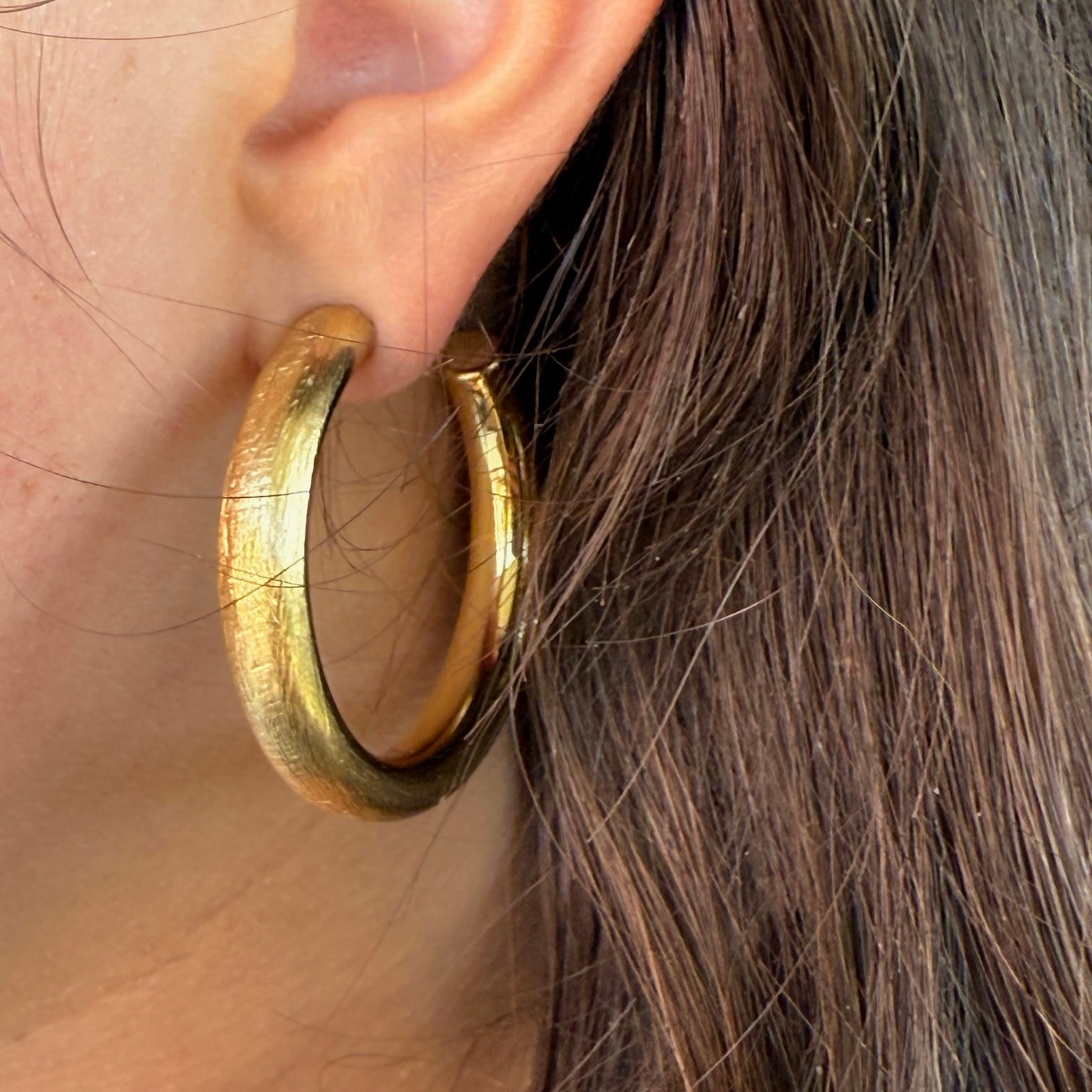 Goldene Creolen Ohrringe – Klassische große Hoop-Ohrringe für Damen – Bild 1