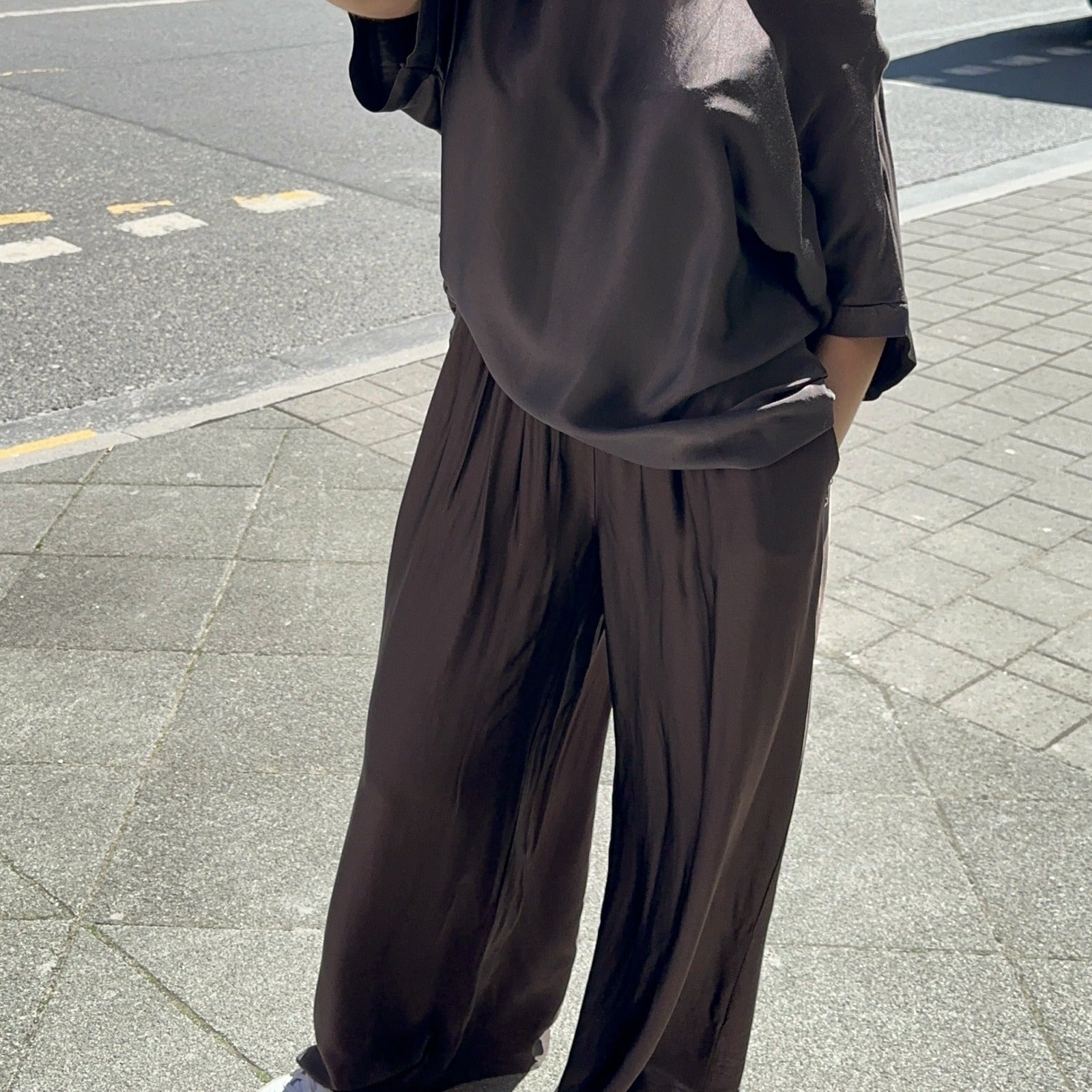 Ava Maxi Satinhose mit weitem Bein – Bild 2