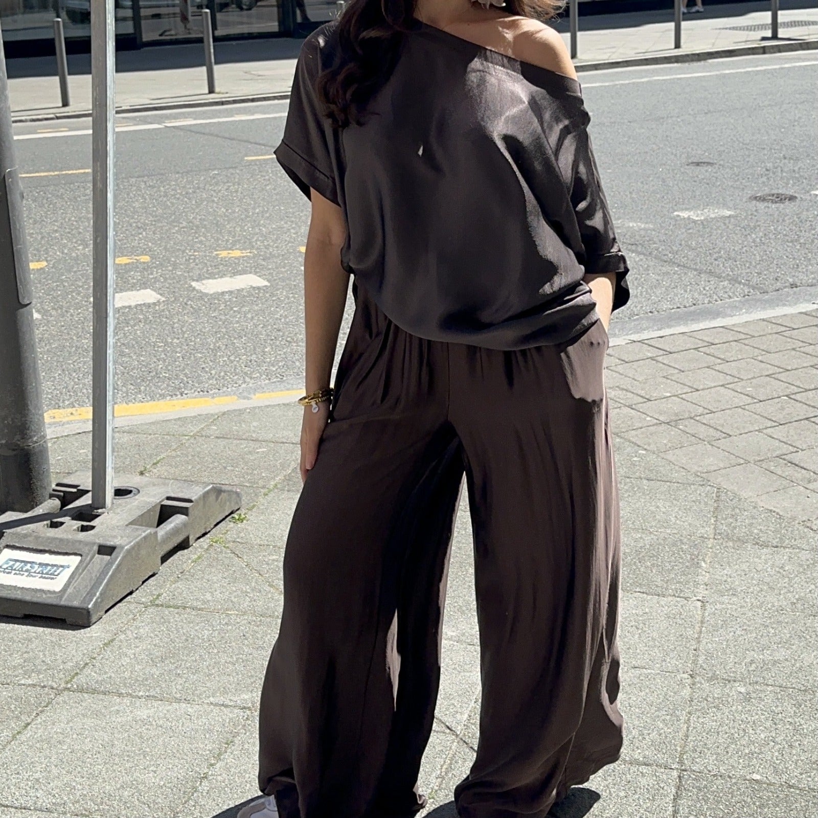 Ava Maxi Satinhose mit weitem Bein – Bild 1