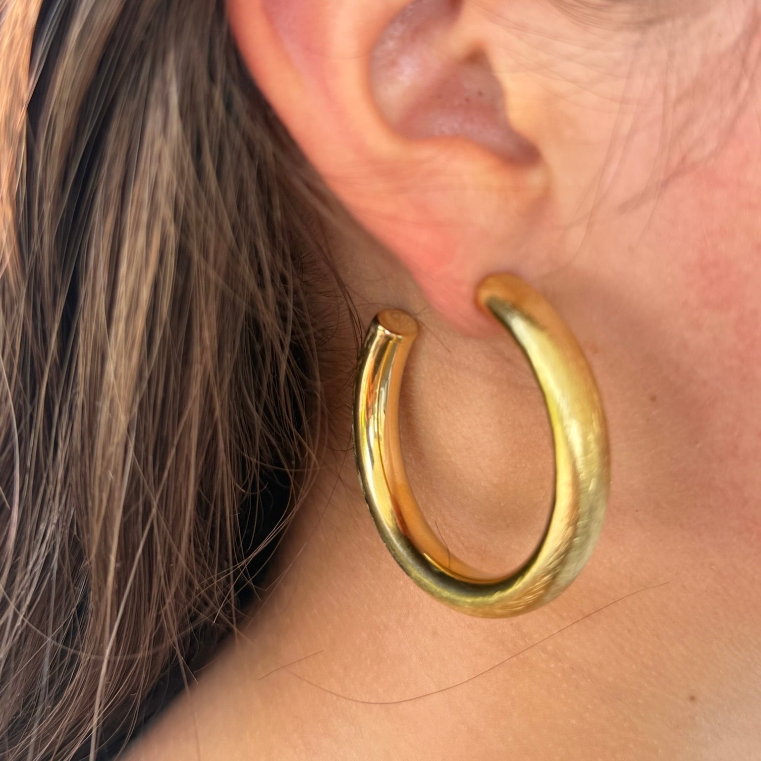 Goldene Creolen Ohrringe – Klassische große Hoop-Ohrringe für Damen – Bild 2