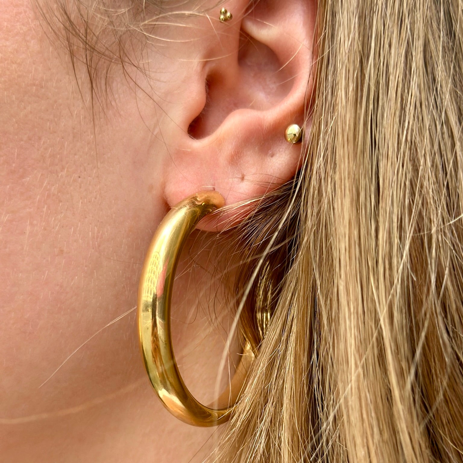 Elegante goldene Hoop-Ohrringe – Minimalistische Creolen für jeden Anlass – Bild 2