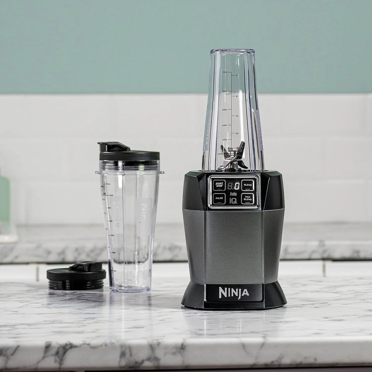 Ninja BN750EU Licuadora 2-en-1 – 1200 W, 3 Programas Automáticos, 4 Configuraciones Manuales, Tecnología Auto-iQ, Jarra de 2.1 L y Vaso de 700 ml, Piezas Aptas para Lavavajillas – Negro/Plata