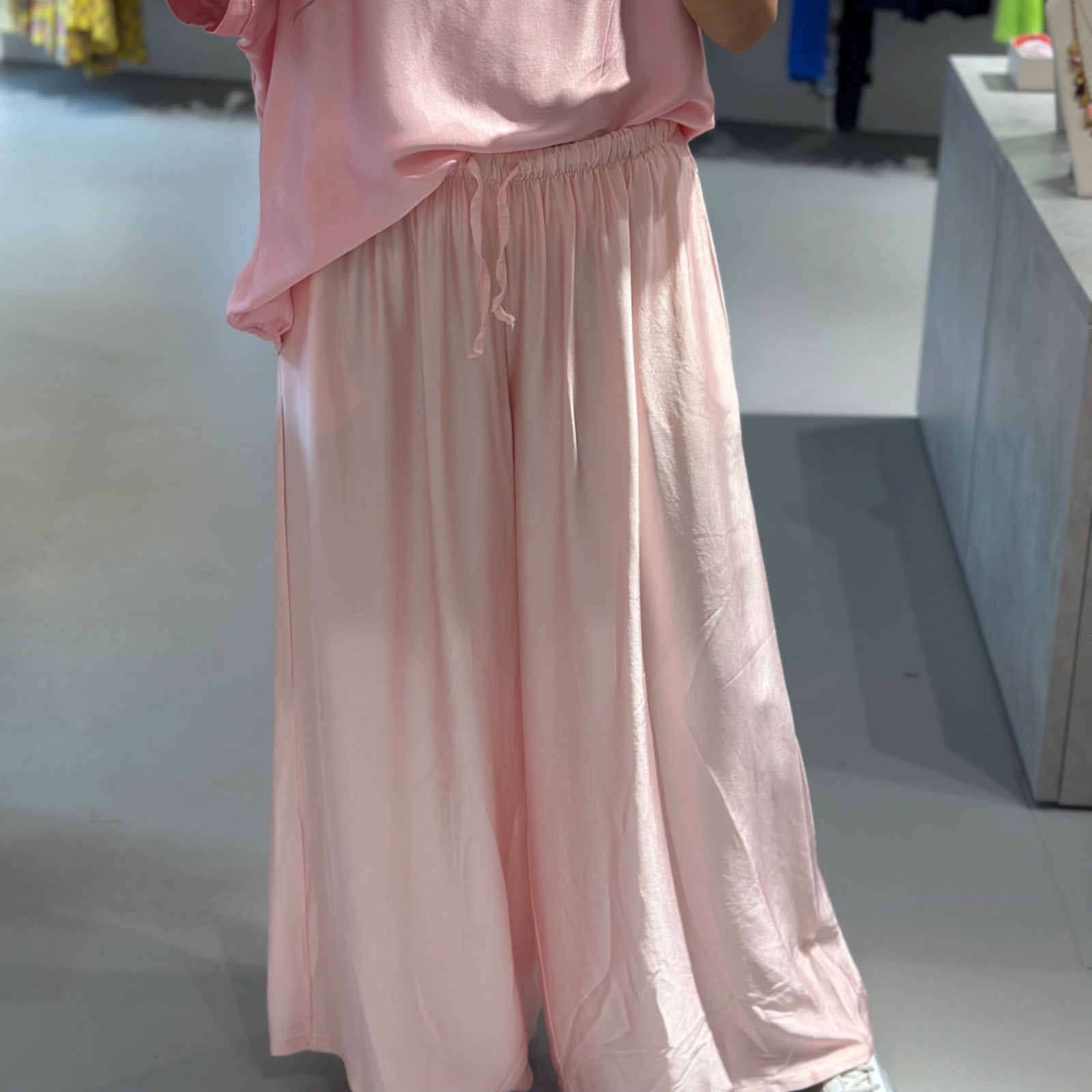Ava Maxi Satinhose mit weitem Bein – Bild 2