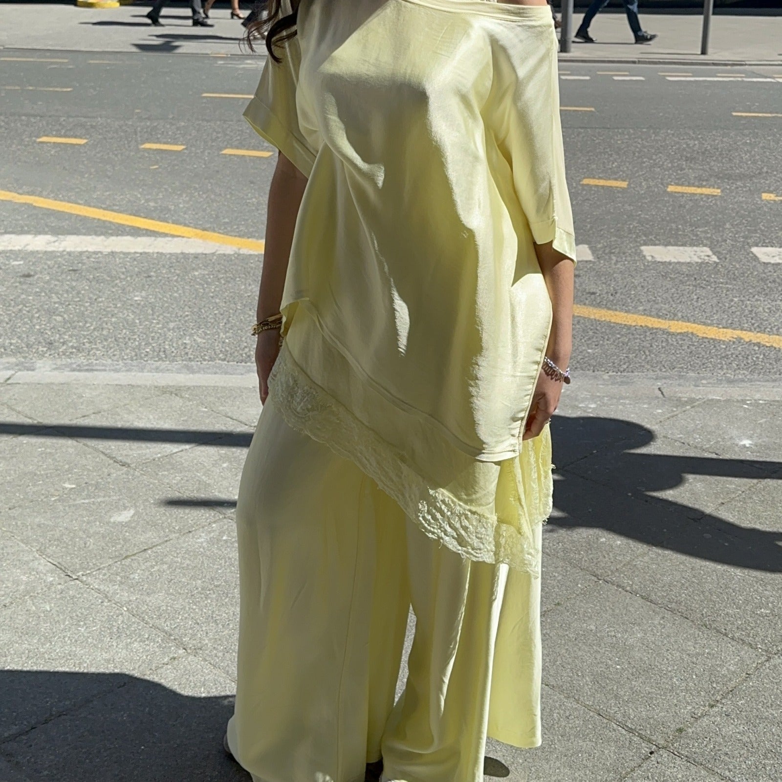 Ava Maxi Satinhose mit weitem Bein – Bild 1