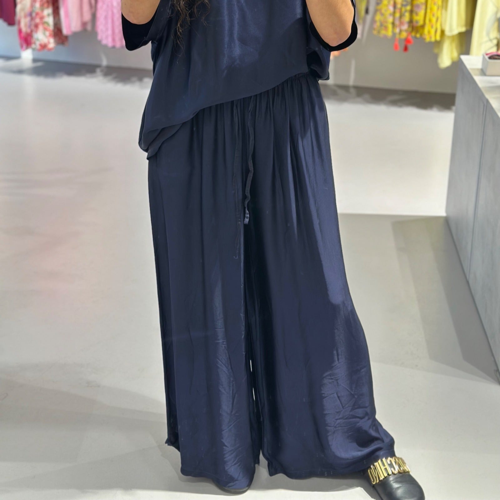 Ava Maxi Satinhose mit weitem Bein – Bild 2