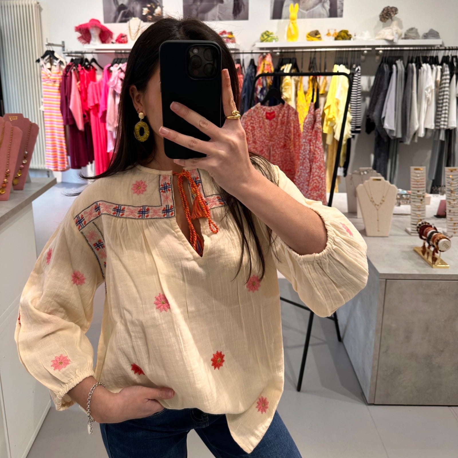 Place du Soleil – Feminine Bluse mit floralem Detail – Bild 1