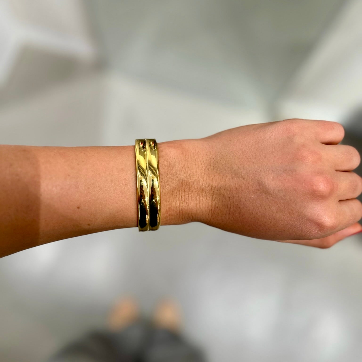 Massiver goldener Doppelarmreif – Minimalistischer Schmuck für jeden Look – Bild 3