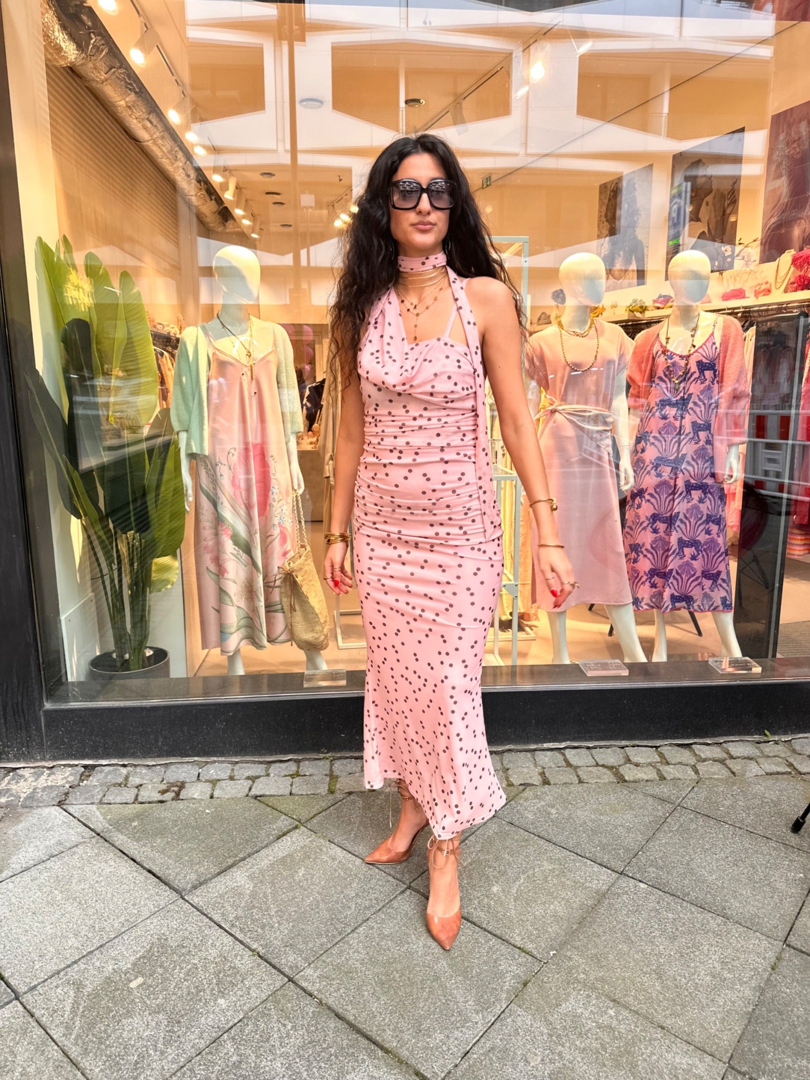 Gepunktetes Maxikleid mit Halterneck – Bild 3