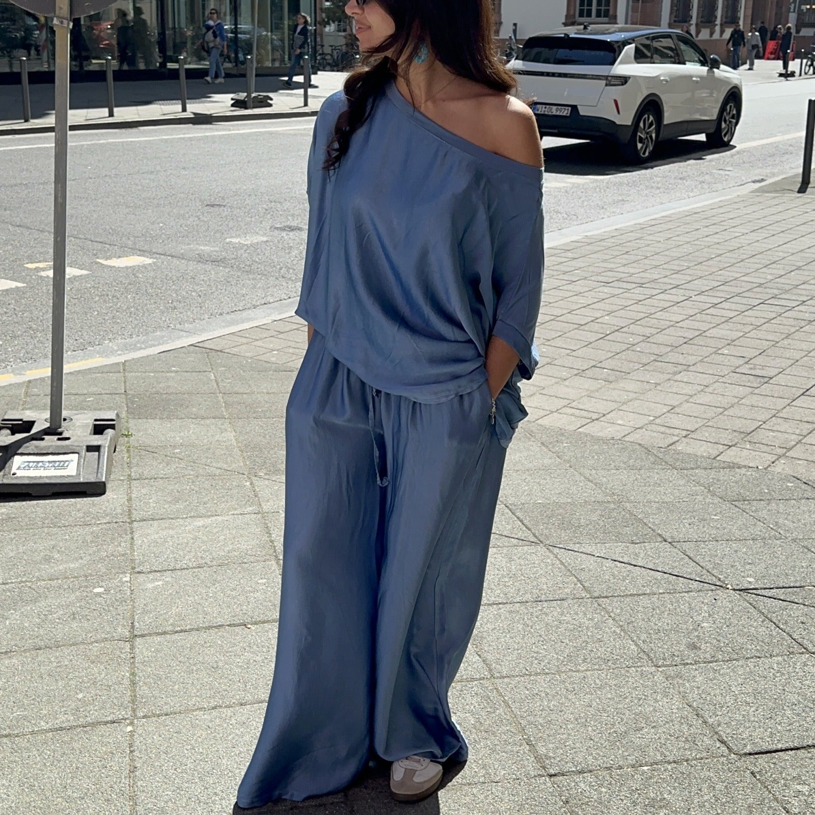 Ava Maxi Satinhose mit weitem Bein – Bild 2