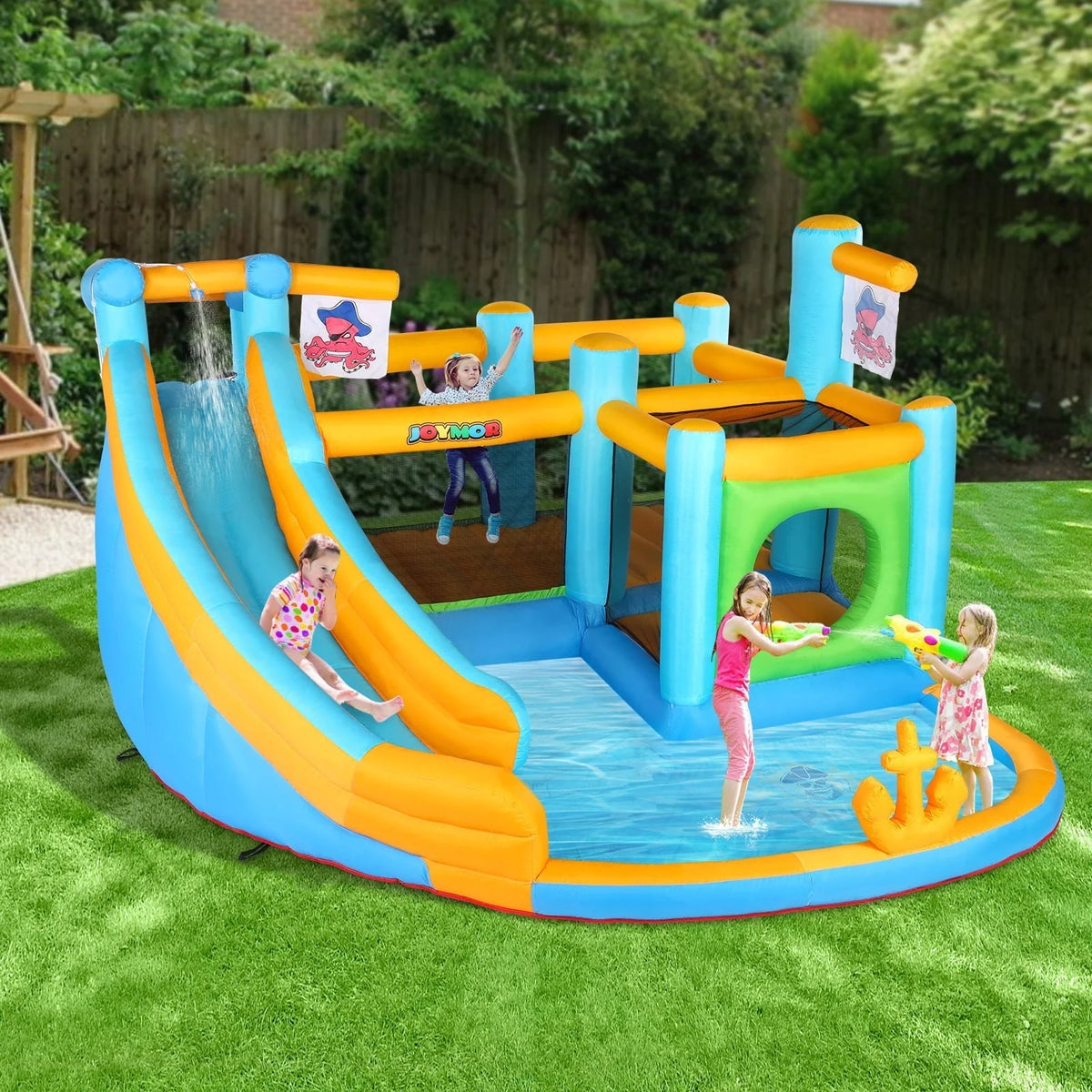 JOYMOR Parque Acuático Inflable con Tobogán – Casa Saltarina Temática de Piratas con Curso de Obstáculos, Cañón de Agua, Piscina de Chapoteo y Castillo Inflable para Exterior – Para Niños de 3 a 12 Años (Incluye Soplador)