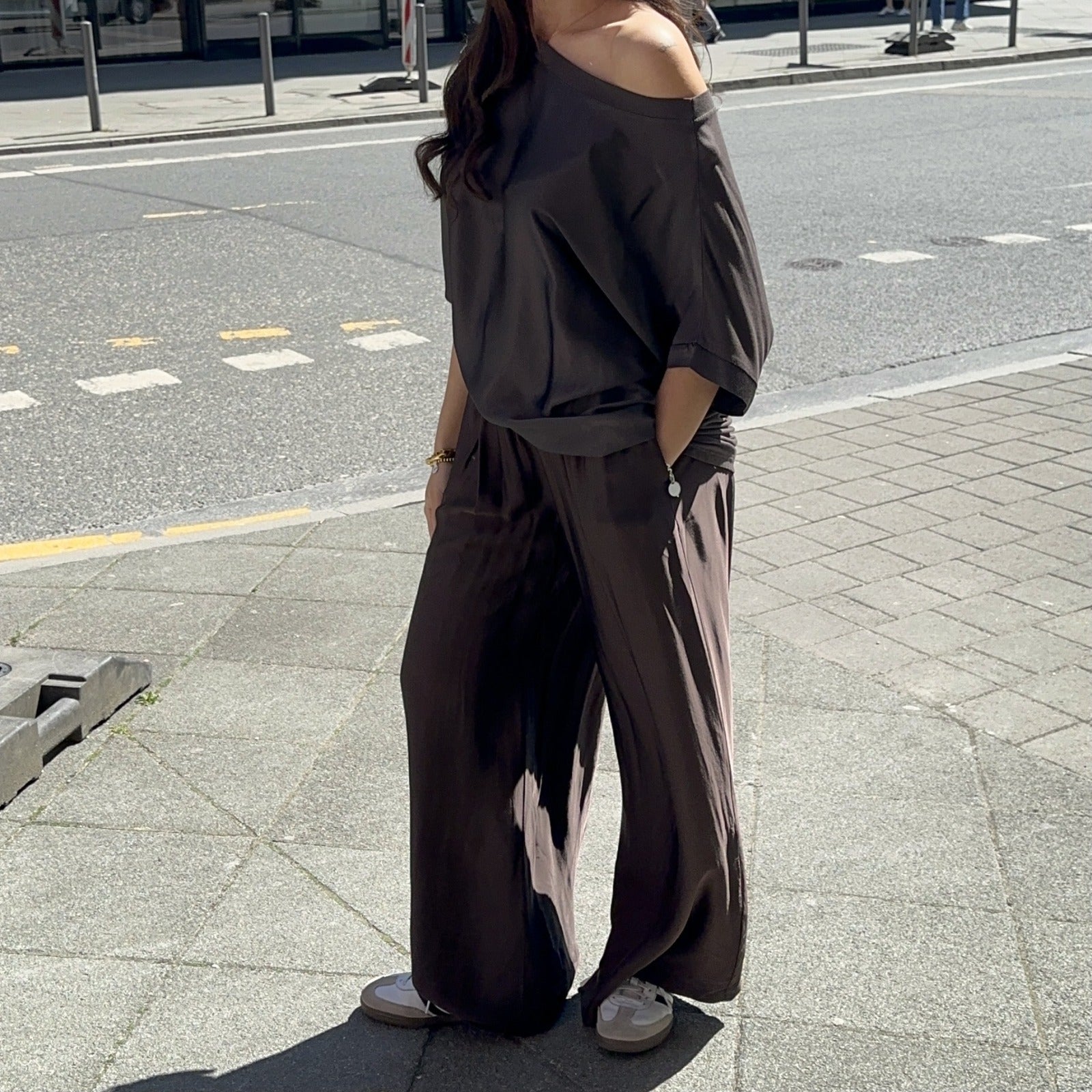Ava Maxi Satinhose mit weitem Bein – Bild 3
