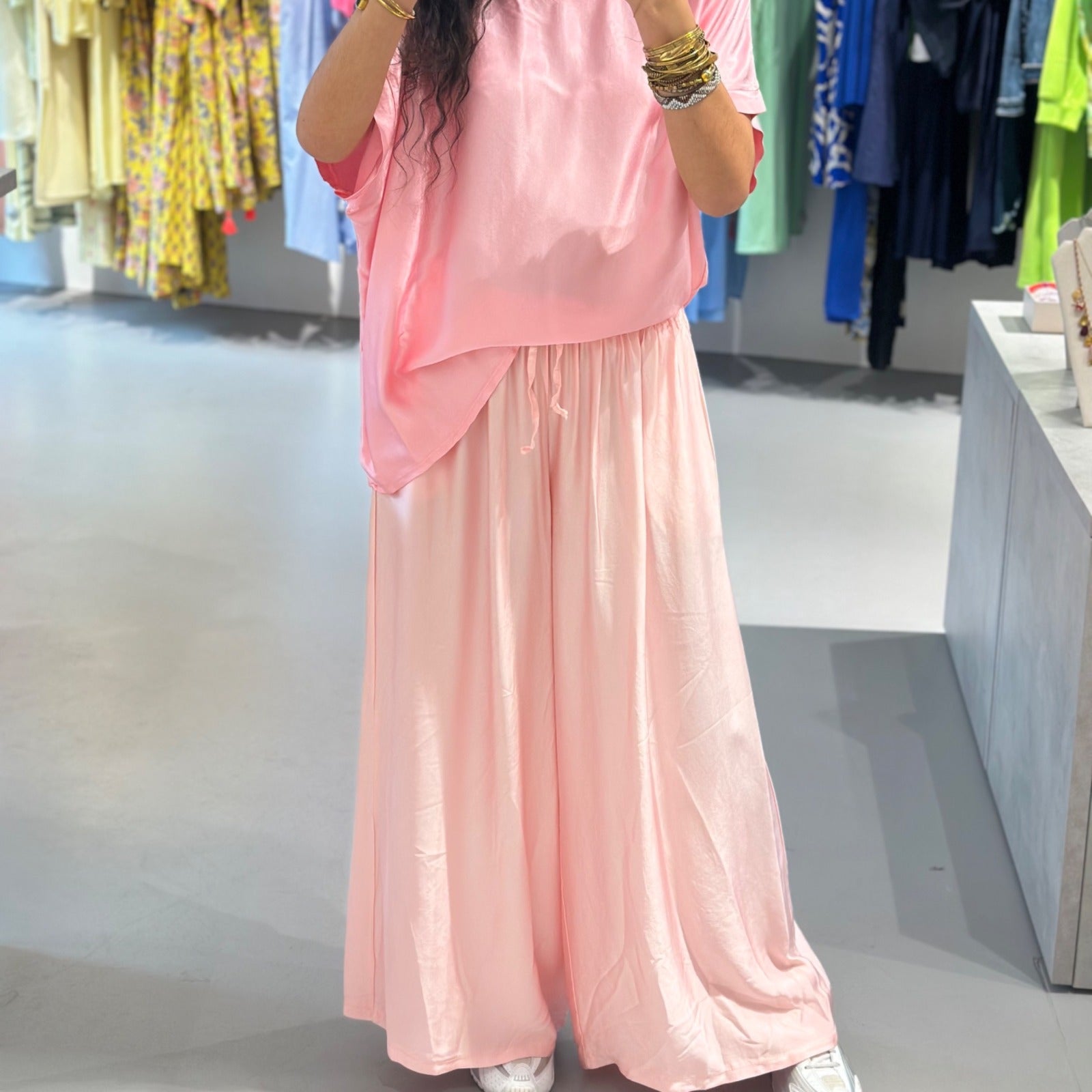 Ava Maxi Satinhose mit weitem Bein – Bild 1