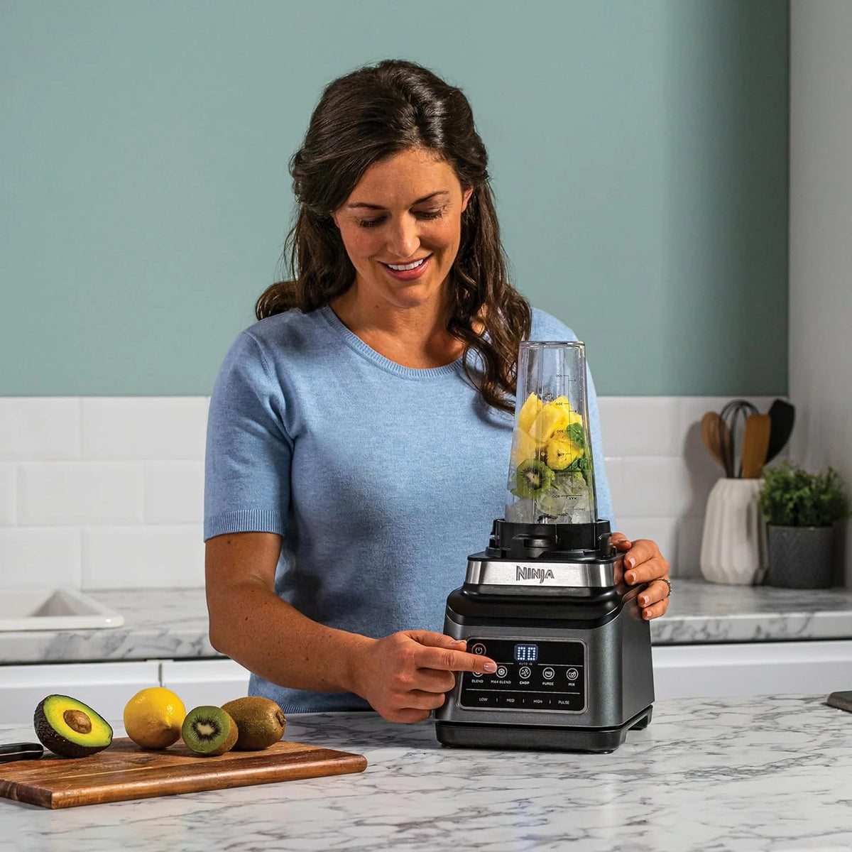 Ninja 3-en-1 Robot de cuisine et mixeur avec 5 programmes: Mixer, Mixer Max, Hacher, Mélanger, Purée, Bol 1,8L, Cruche 2,1L, Tasse 700ml, 1200W, lavables au lave-vaisselle, Auto-iQ, Noir BN800EU