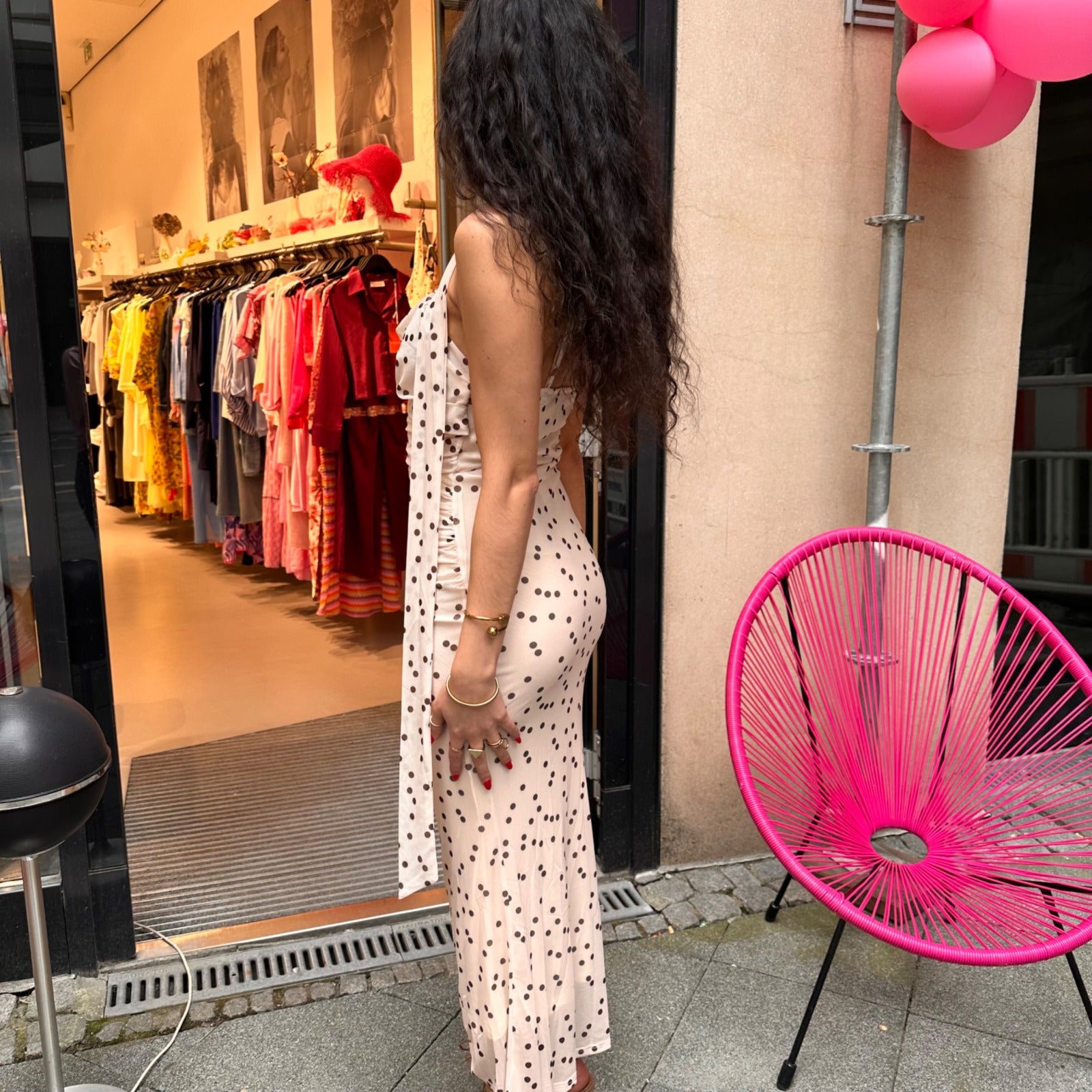Gepunktetes Maxikleid mit Halterneck – Bild 2