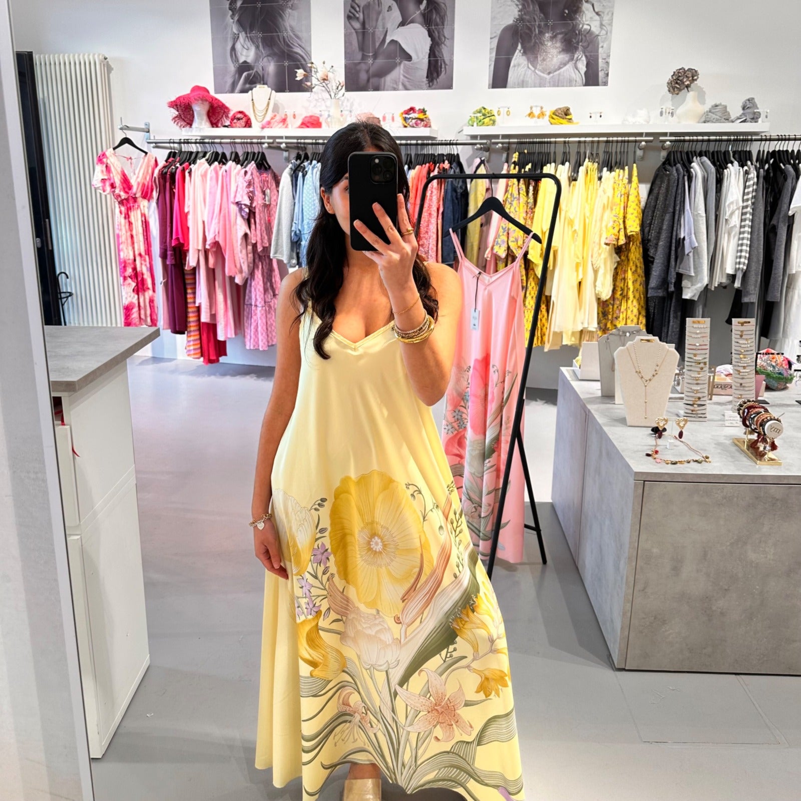 Romantisches Satin-Maxikleid mit floralem Print – Bild 1