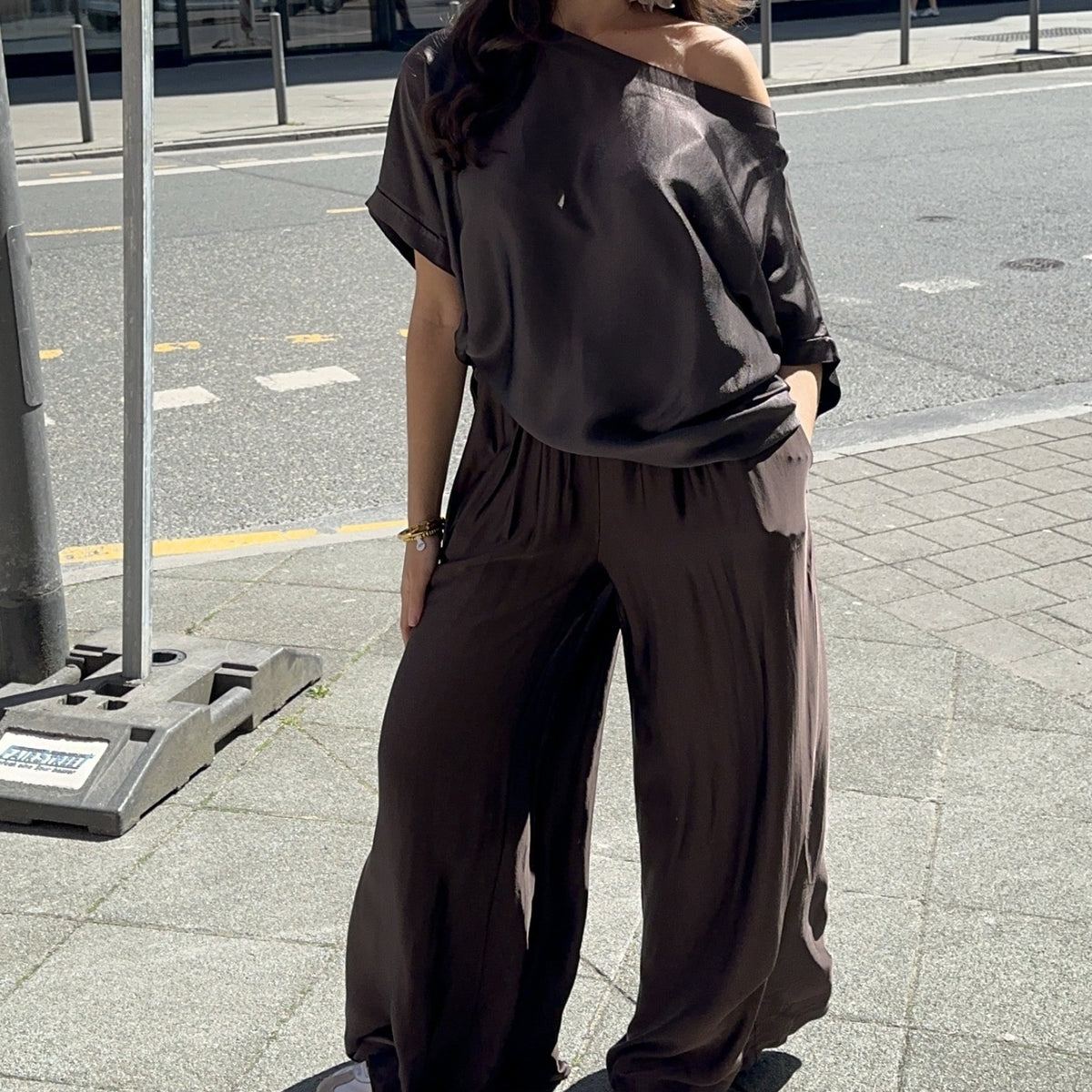 Ava Maxi Satinhose mit weitem Bein – Bild 1