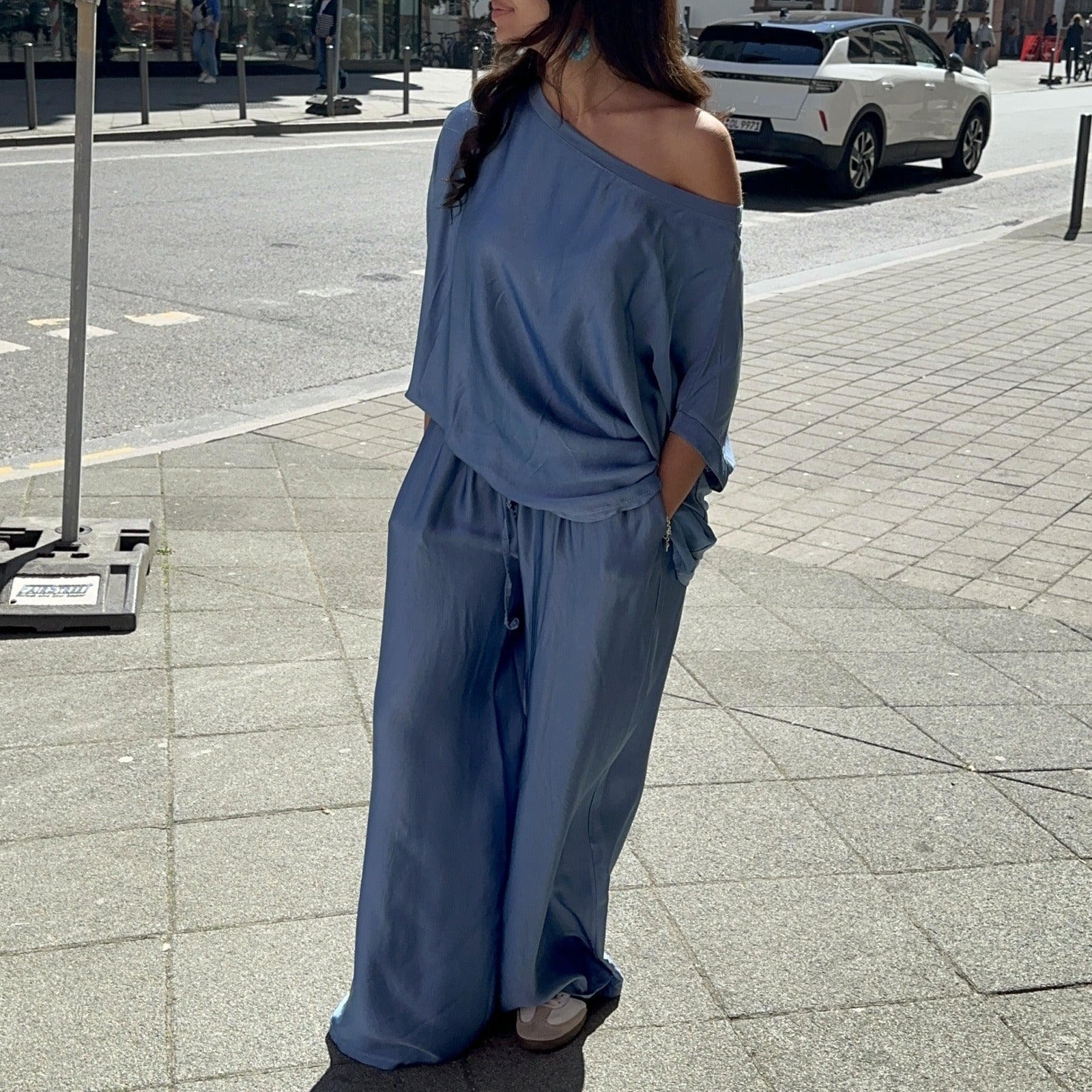 Ava Maxi Satinhose mit weitem Bein – Bild 1