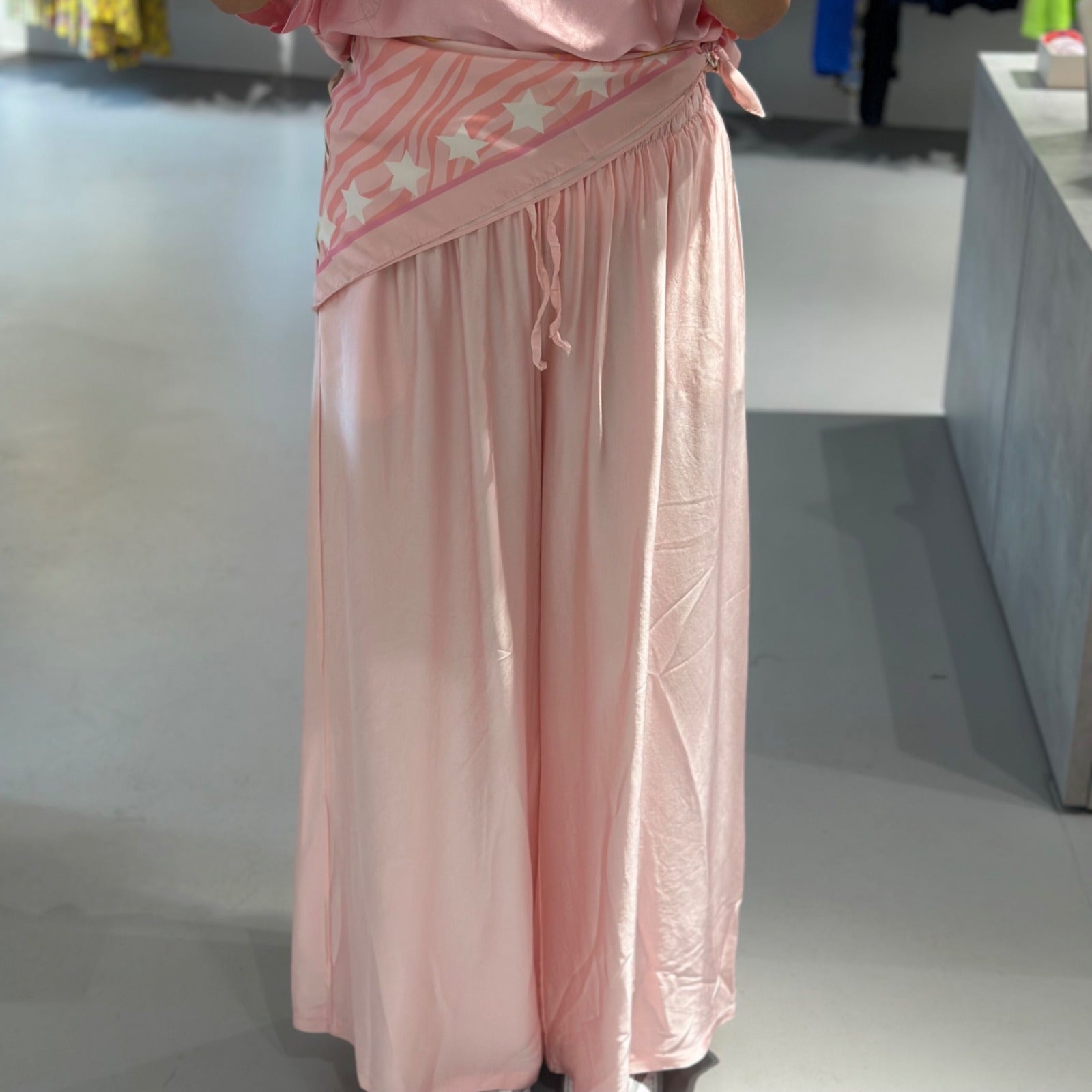 Ava Maxi Satinhose mit weitem Bein – Bild 4