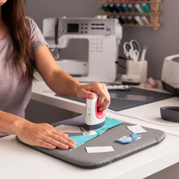 EasyPress Mini™ en color frambuesa + Paquete Esencial de Materiales para Planchar