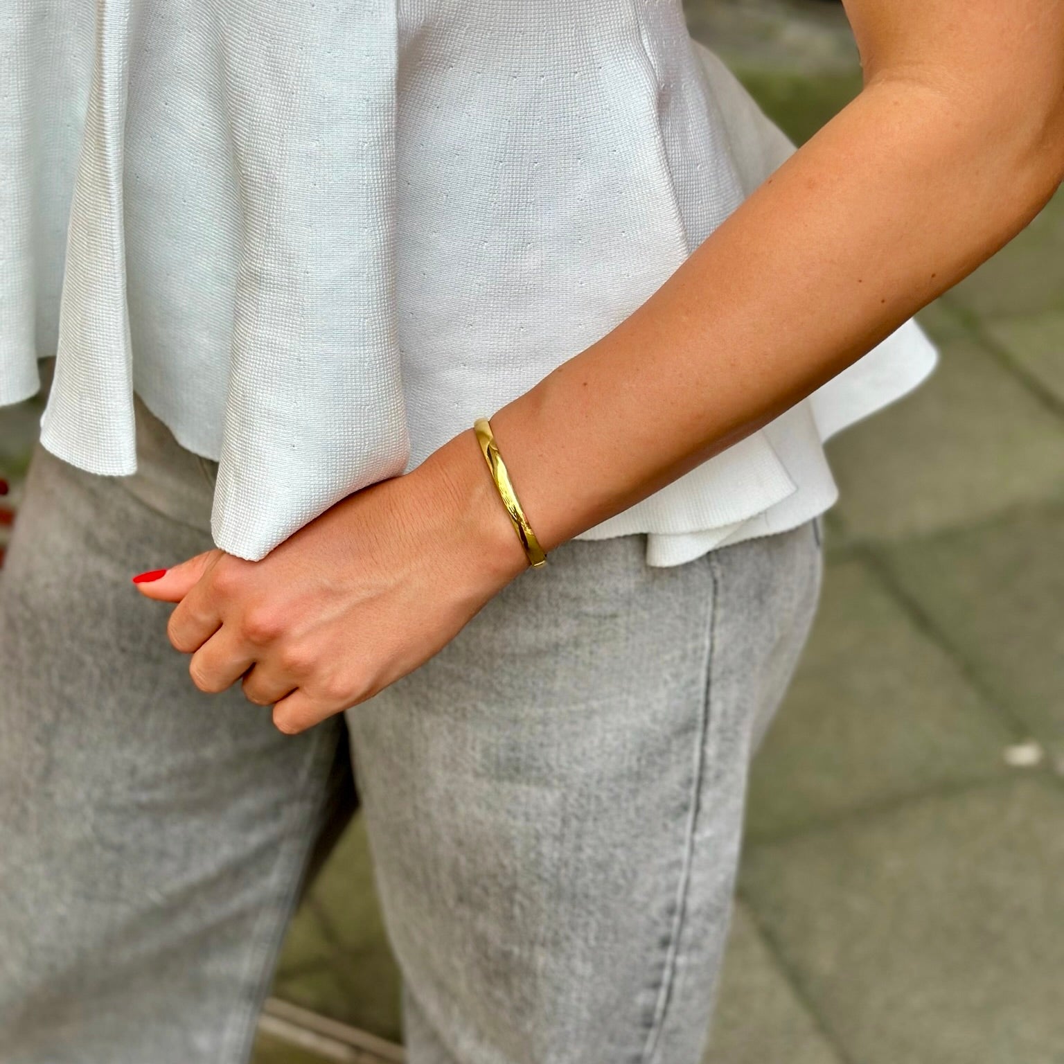 Schlichter goldener Armreif – Minimalistischer Schmuck für jeden Tag – Bild 2