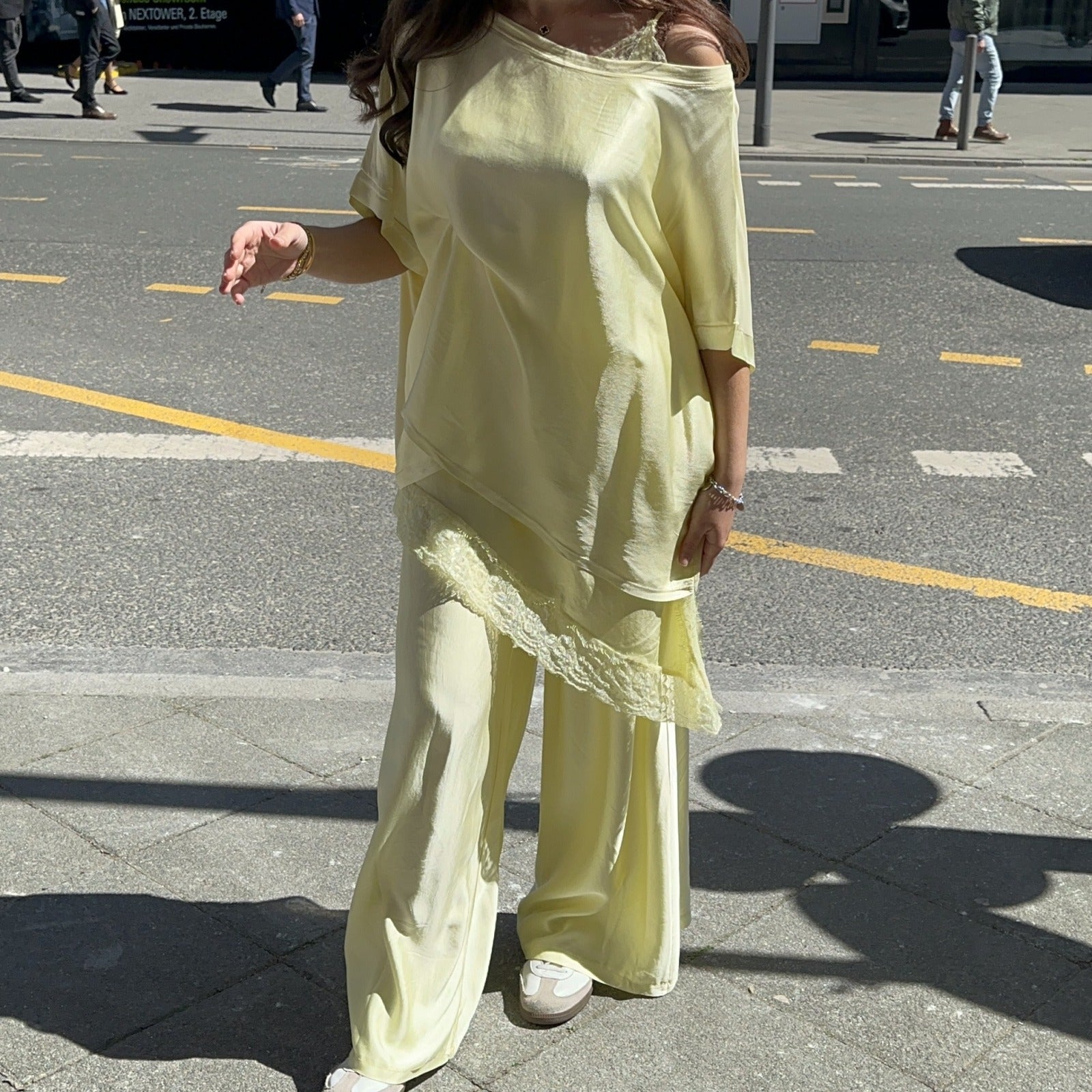 Ava Maxi Satinhose mit weitem Bein – Bild 3