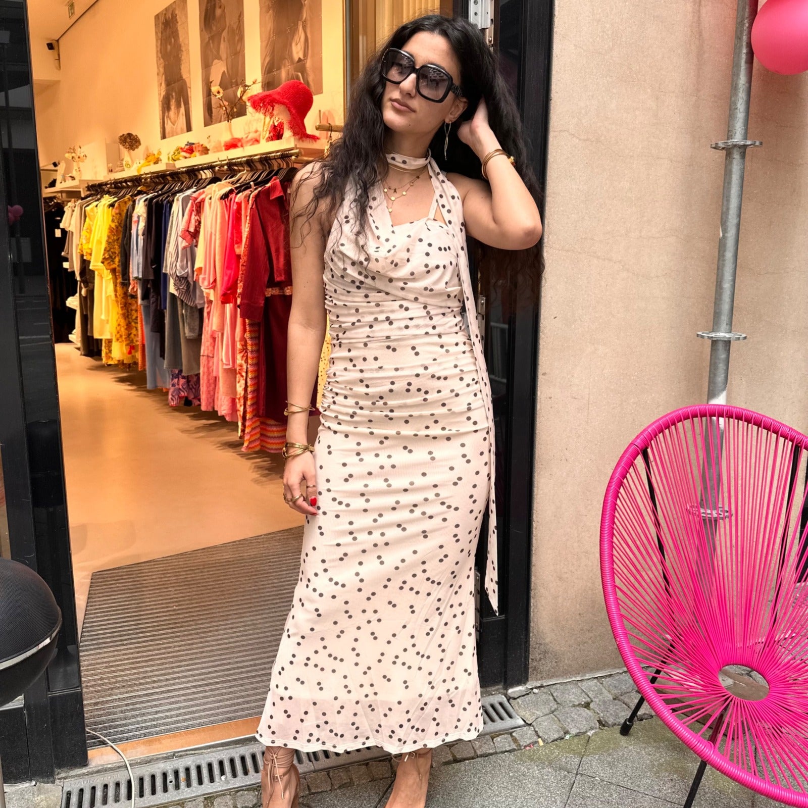 Gepunktetes Maxikleid mit Halterneck – Bild 1