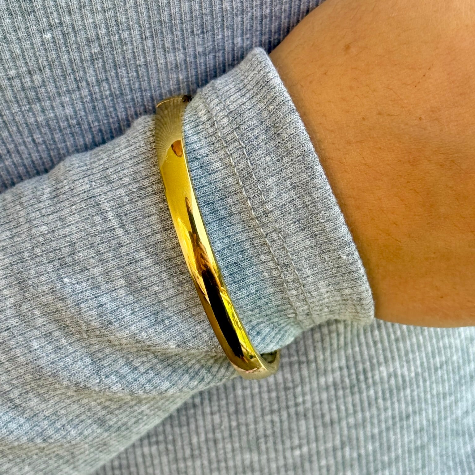 Schlichter goldener Armreif – Minimalistischer Schmuck für jeden Tag – Bild 3