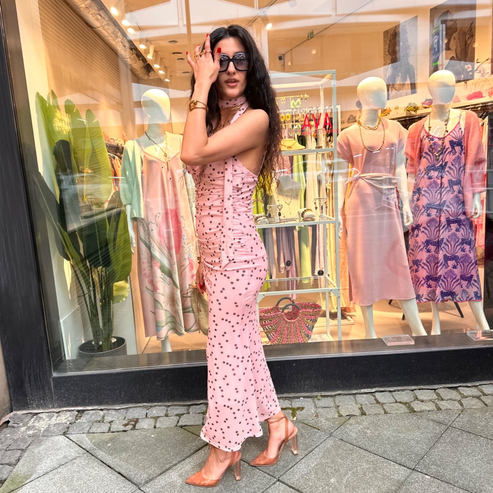Gepunktetes Maxikleid mit Halterneck – Bild 1